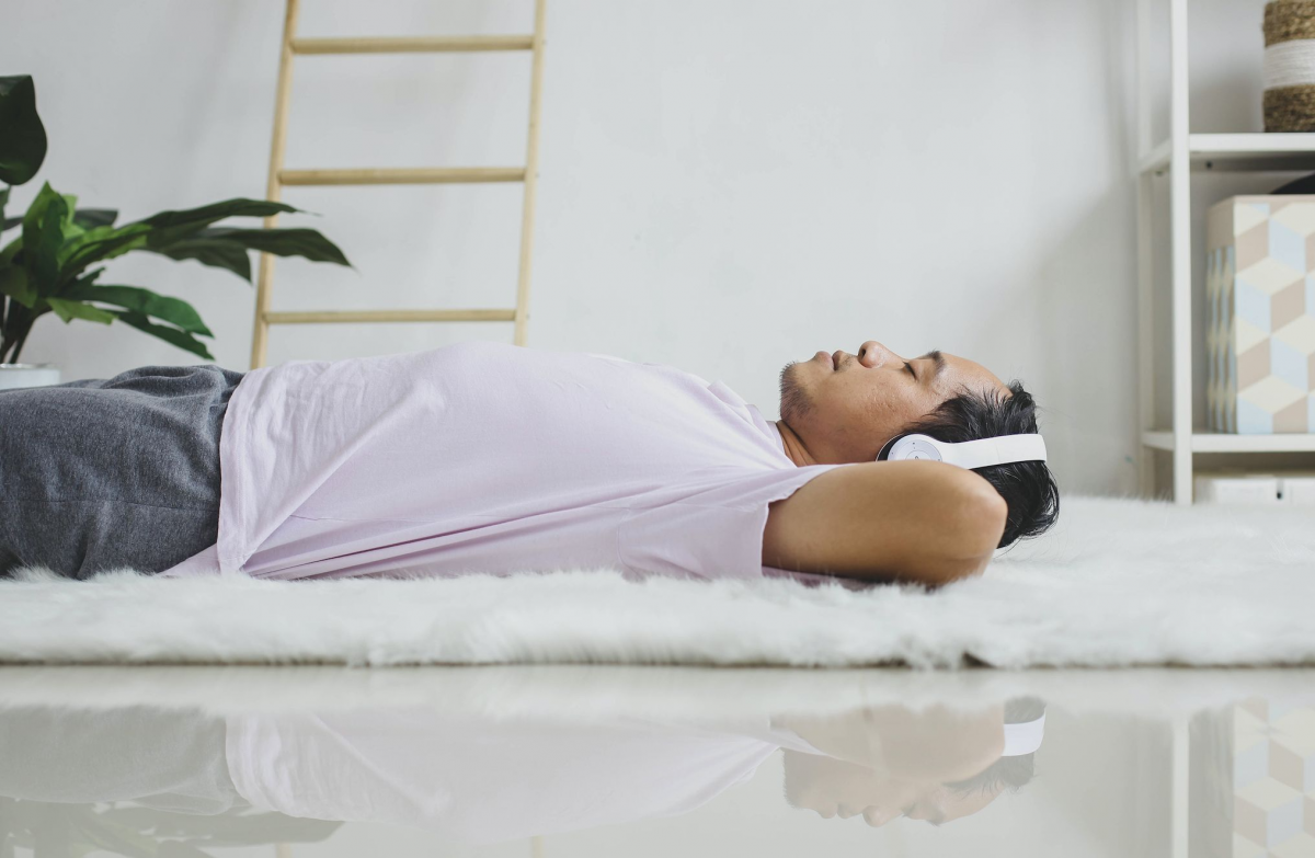 Seorang Pria Memakai Earphone Saat Tidur